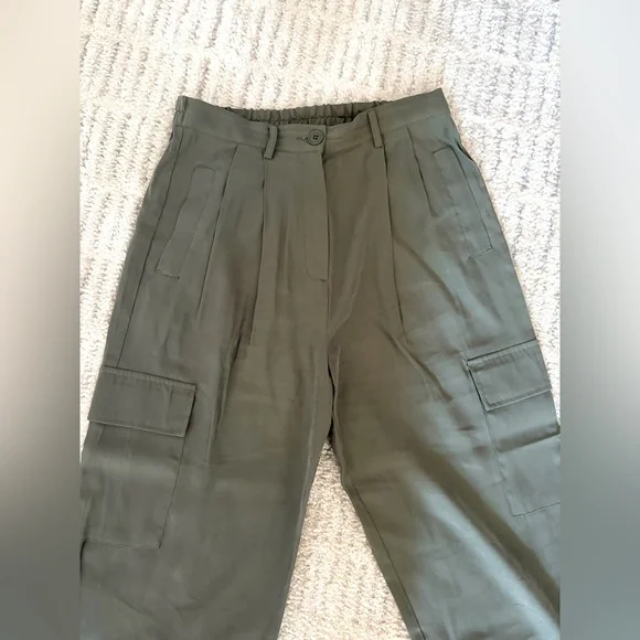 Bloomingdales Pleated Comfort Cargo Pants - Picture 3 of 3